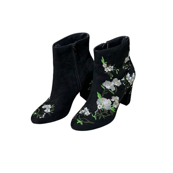 Forever 21 BLACK SUEDE ANKLE BOOTS WITH WHITE FLORAL EMBROIDERY - SIZE 8 - Picture 1 of 9